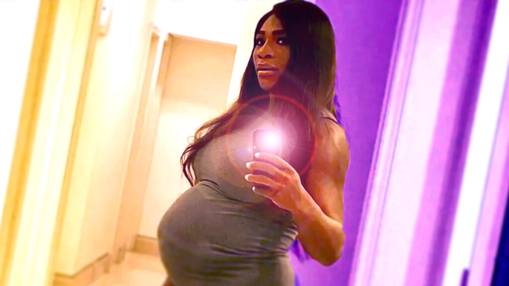 Pregnant Serena Williams taking selfie